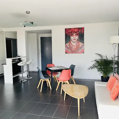 T2 Front De 2pers 1 Minute De La Plaget2 De 44 M2 Terrasse 16m2 , Vue Panoramique Et En Face De La Cet Refait à Neuf Bénéficie D'un Confort Et D Un équipement Optima Cet Est Idéal Pour 2 Personnes Avec Sa Ch Le Lavandou
