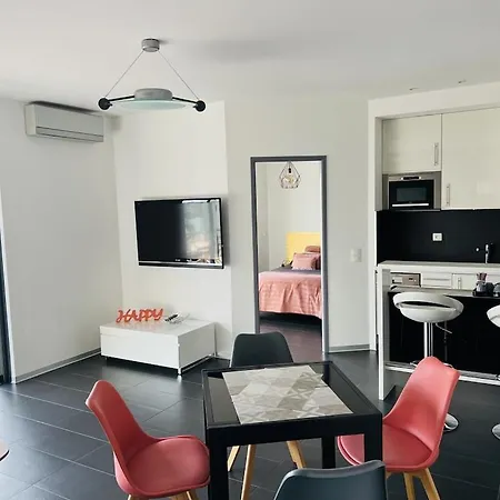 T2 Front De 2pers 1 Minute De La Plaget2 De 44 M2 Terrasse 16m2 , Vue Panoramique Et En Face De La Cet Refait A Neuf Beneficie D'un Confort Et D Un Equipement Optima Cet Est Ideal Pour 2 Personnes Avec Sa Ch Apartament