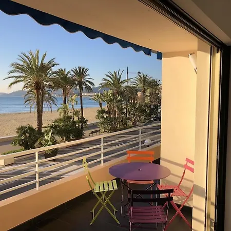 T2 Front De 2pers 1 Minute De La Plaget2 De 44 M2 Terrasse 16m2 , Vue Panoramique Et En Face De La Cet Refait A Neuf Beneficie D'un Confort Et D Un Equipement Optima Cet Est Ideal Pour 2 Personnes Avec Sa Ch Le Lavandou