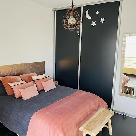 T2 Front De 2pers 1 Minute De La Plaget2 De 44 M2 Terrasse 16m2 , Vue Panoramique Et En Face De La Cet Refait A Neuf Beneficie D'un Confort Et D Un Equipement Optima Cet Est Ideal Pour 2 Personnes Avec Sa Ch *