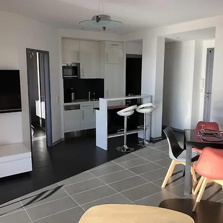 Apartment T2 Front De 2pers 1 Minute De La Plaget2 De 44 M2 Terrasse 16m2 , Vue Panoramique Et En Face De La Cet Refait A Neuf Beneficie D'un Confort Et D Un Equipement Optima Cet Est Ideal Pour 2 Personnes Avec Sa Ch