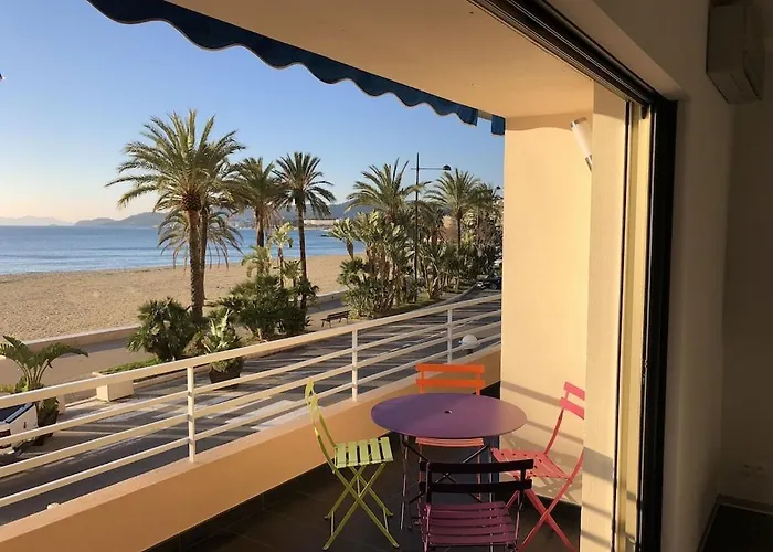 T2 Front De 2pers 1 Minute De La Plaget2 De 44 M2 Terrasse 16m2 , Vue Panoramique Et En Face De La Cet Refait A Neuf Beneficie D'un Confort Et D Un Equipement Optima Cet Est Ideal Pour 2 Personnes Avec Sa Ch Le Lavandou