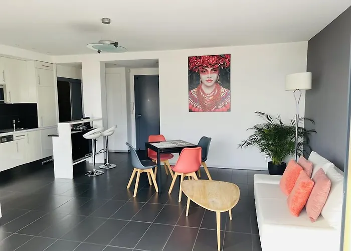 T2 Panoramic Seaview: Beachfront Comfort For Two Le Lavandou