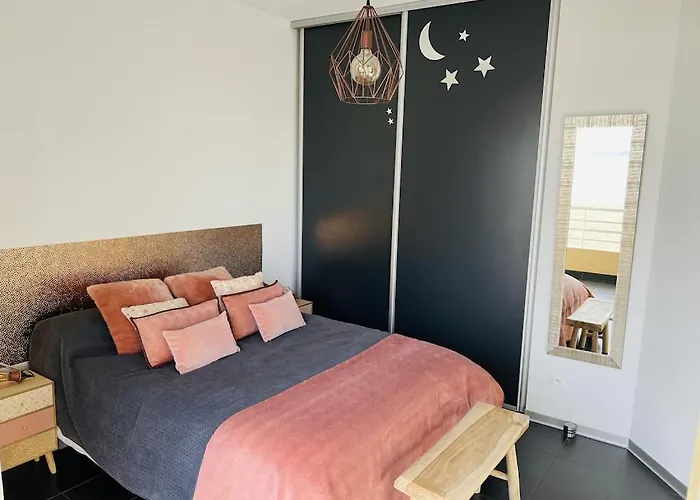 T2 Panoramic Seaview: Beachfront Comfort For Two *