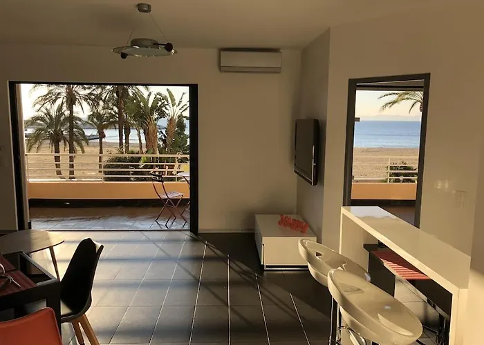 T2 Panoramic Seaview: Beachfront Comfort For Two